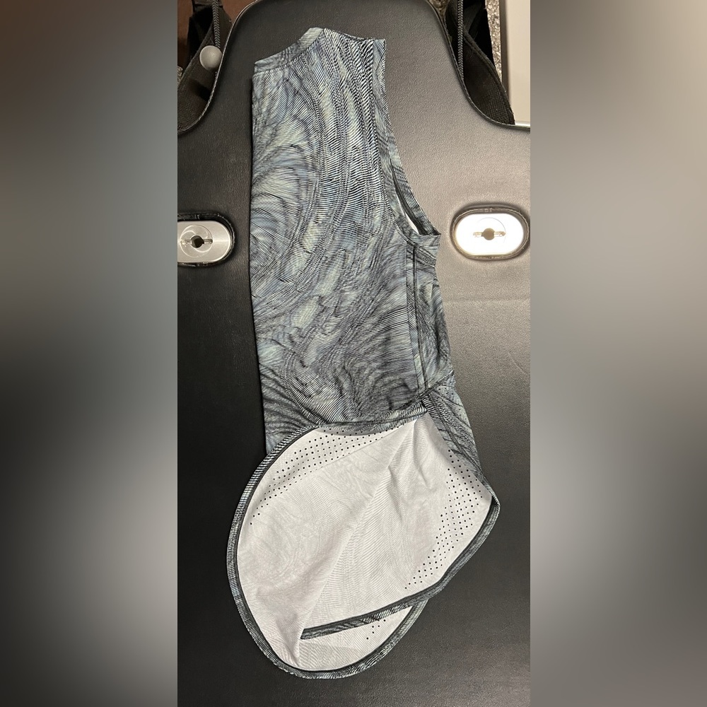 Lululemon Side Split Venting Running Tank, Size 4… - image 3